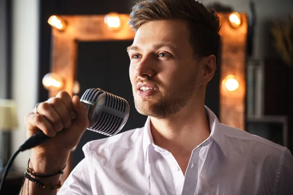 Junger Schöner Bärtiger Mann Singt Hause Ins Mikrofon — Stockfoto