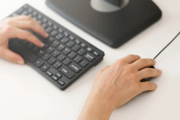 Fechar Mãos Femininas Usando Computador Local Trabalho Escritório — Fotografia de Stock