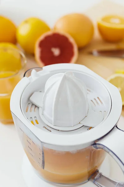 Närbild Citrusjuicen Full Färsk Apelsinjuice Köksbordet — Stockfoto
