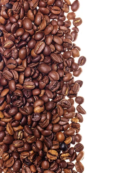 Stapel Gebrande Koffiebonen Met Kopieerruimte Witte Achtergrond — Stockfoto