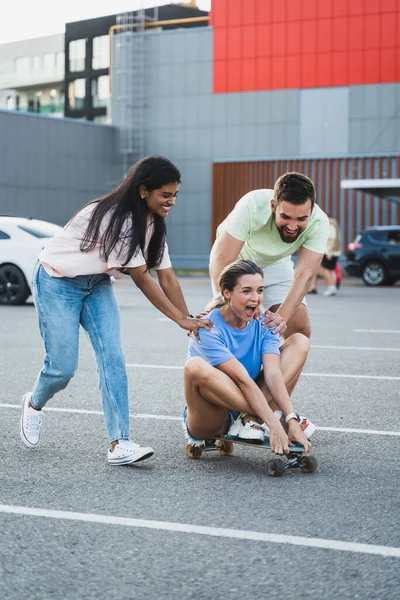 Drie Diverse Zorgeloze Vrienden Die Plezier Hebben Longboard Rijden Parkeerplaats — Stockfoto