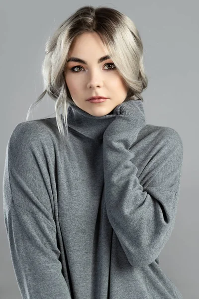 Portret Młodej Uroczej Kobiety Blond Włosami Ubranej Sweter Golfem Pozuje — Zdjęcie stockowe