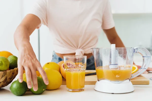 Glass Orange Juice Citrus Juicer White Kitchen Table — Stock Photo, Image