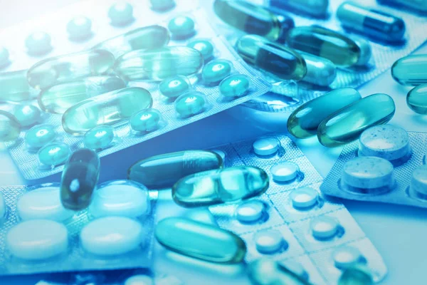 Primo Piano Diverse Pillole Capsule Luce Blu Medica — Foto Stock