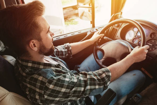 Professionele Mannelijke Vrachtwagenchauffeur Zijn Grote Voertuig — Stockfoto