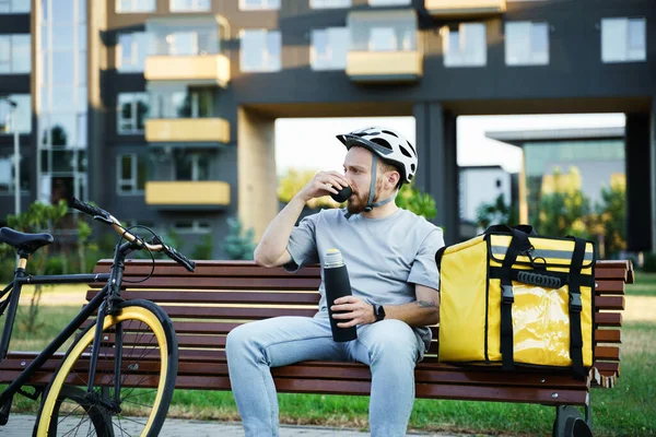 Genç Ekspres Kurye Izole Edilmiş Çanta Bisikletle Bir Bankta Otururken — Stok fotoğraf