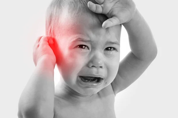 耳の痛みで苦しんでいる小さな泣いている赤ん坊の閉鎖 — ストック写真