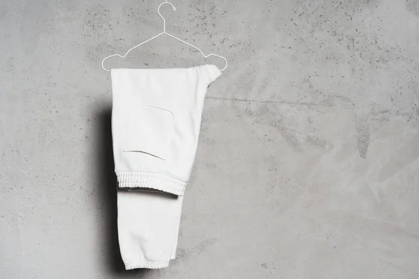 Maquette Pantalon Survêtement Blanc Vierge Accroché Mince Cintre Métallique Contre — Photo