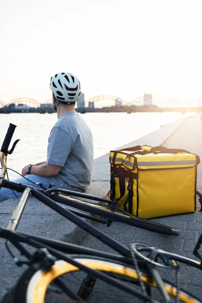Genç Ekspres Kurye Rıhtımda Oturuyor Izole Edilmiş Çanta Bisikletle Sakin — Stok fotoğraf