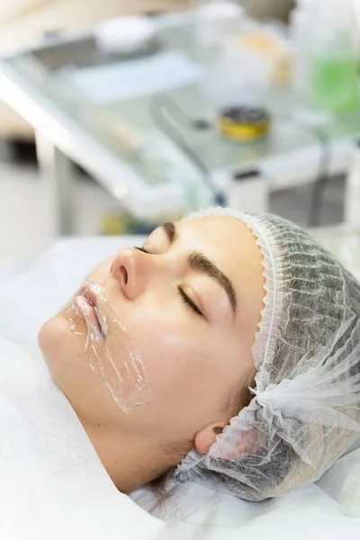 Profesyonel Makyaj Sanatçısı Dudak Kızarması Işleminden Önce Müşterinin Dudaklarına Anestezi — Stok fotoğraf