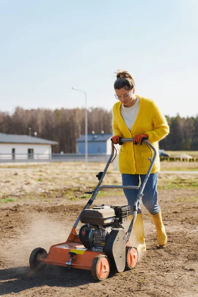 Young Woman Villager Using Aerator Machine Scarification Aeration Lawn Meadow — Stock Photo, Image