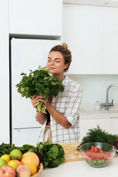 Joven Mujer Bonita Con Gran Manojo Cilantro Verde Durante Cocina — Foto de Stock