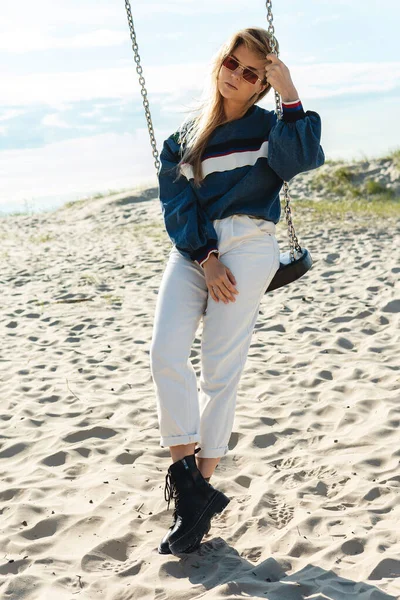 Giovane Bella Donna Seduta Sull Altalena Rilassante Sulla Spiaggia Sabbia — Foto Stock