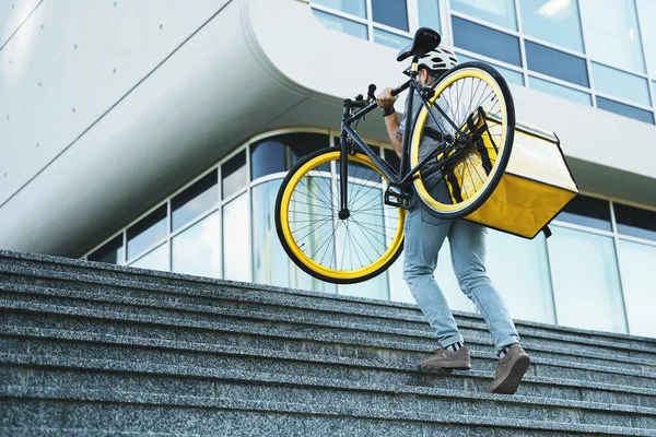 Arkasında Yalıtılmış Çantasıyla Genç Ekspres Yemek Kuryesi Bisikletini Merdivenlerden Yukarı — Stok fotoğraf