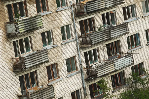 Külső Egy Elhagyatott Apartman Épület Törött Ablakokkal Egy Elhagyatott Európai — Stock Fotó