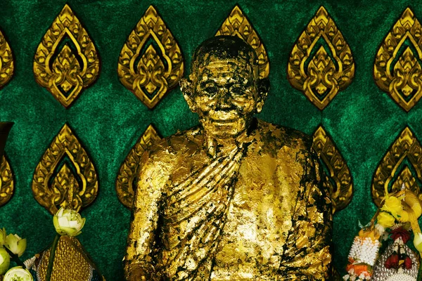 Altın Boyayla Kaplı Pejmürde Bir Budist Keşiş Heykelinin Yakın Çekimi — Stok fotoğraf