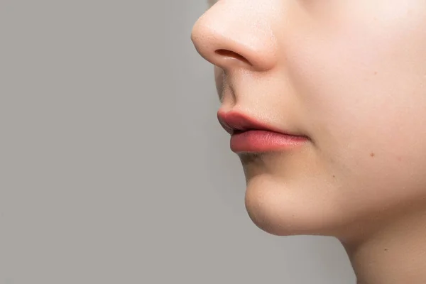 Penutup Bibir Wanita Setelah Prosedur Penataan Bibir Permanen Memerah — Stok Foto