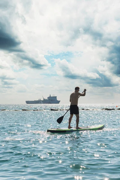 Fiatal Férfi Szörfös Egy Állódeszkán Lovagol Evez Egy Evezővel Óceánban — Stock Fotó