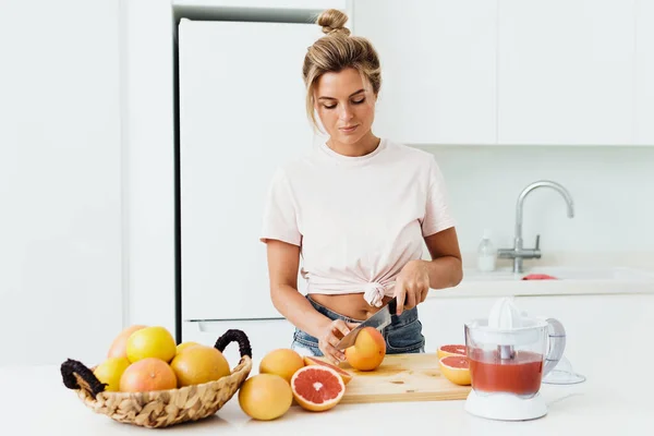 Jonge Vrouw Met Veel Citrusvruchten Tijdens Verse Grapefruitsap Bereiding Thuis — Stockfoto