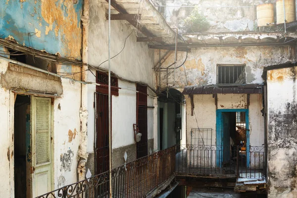 Вид Старое Шабби Жилое Здание Трущобах Города Хавана — стоковое фото