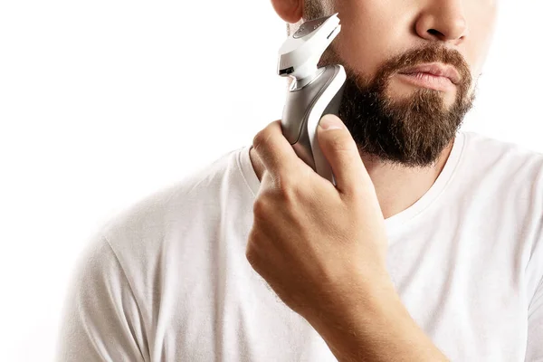 Бородатий Чоловік Використовує Електричний Тример Білому Тлі — стокове фото