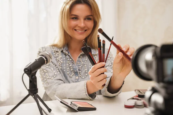 Young Woman Beauty Blogger Make Brushes Recording Video Her Followers — Stock Photo, Image
