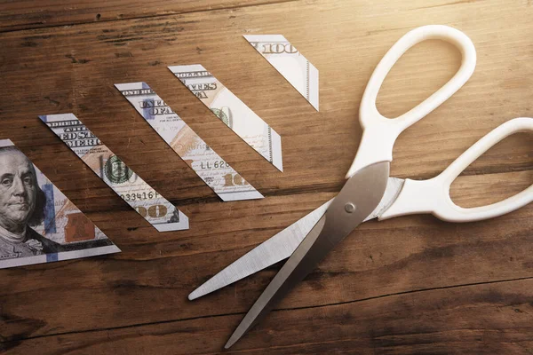 一百美元的钞票用钢剪刀切割成碎片 资金损失 纳税和预算规划的概念 — 图库照片