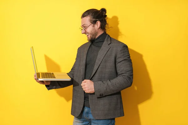 Гарний Щасливий Бородатий Чоловік Окулярах Використовуючи Ноутбук Жовтому Фоні — стокове фото