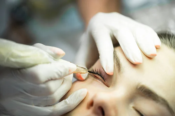 Mulher Jovem Durante Tratamento Maquiagem Permanente Profissional Aprimoramento Linha Cílios — Fotografia de Stock