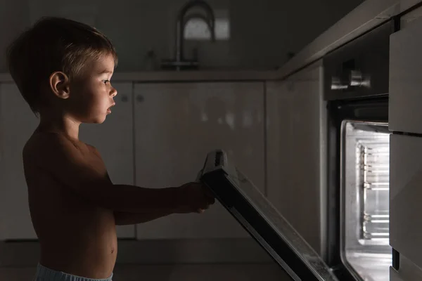 Netter Neugieriger Kleiner Junge Öffnet Den Heißen Ofen Sicherheitskonzept Und — Stockfoto