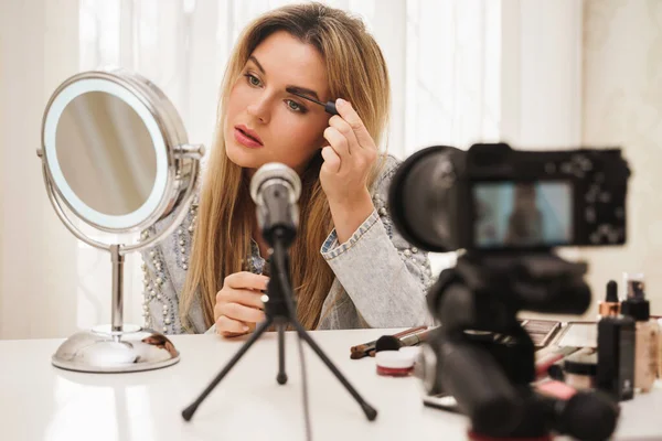 Blogger Belleza Joven Usando Gel Tinte Cejas Durante Grabación Video —  Fotos de Stock