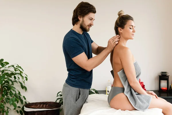 Massaggiatore Professionale Con Tecniche Digitopressione Collo Del Cliente — Foto Stock