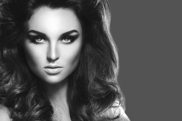 Retrato Monocromático Mujer Impresionante Con Hermoso Maquillaje Peinado —  Fotos de Stock