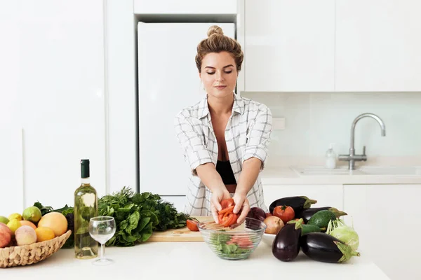 Mujer Bonita Joven Cocina Plato Vegetariano Saludable Casa Cocina Blanca — Foto de Stock