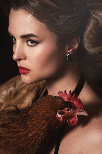 Portret Van Een Prachtige Vrouw Met Mooie Make Kapsel Houden — Stockfoto