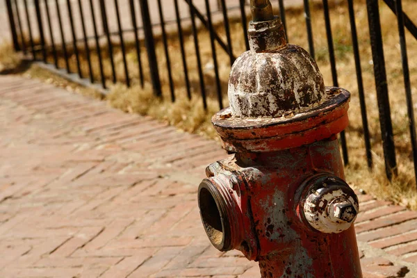 通りの古い錆びた消火栓の閉まり — ストック写真