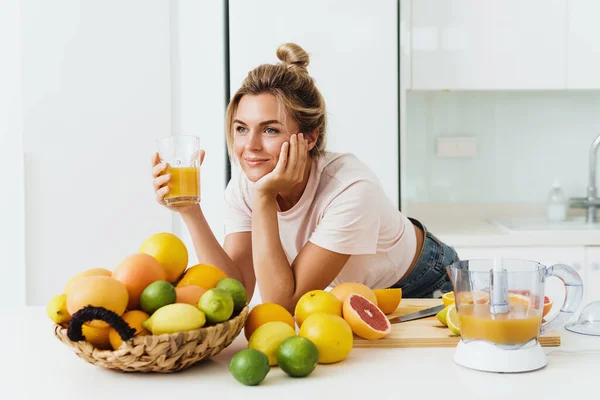 Jonge Vrouw Drinken Vers Geperst Zelfgemaakt Sinaasappelsap Witte Keuken — Stockfoto