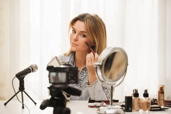 Mladá Žena Krása Blogger Použití Zarudnutí Tváři Během Video Tutorial — Stock fotografie