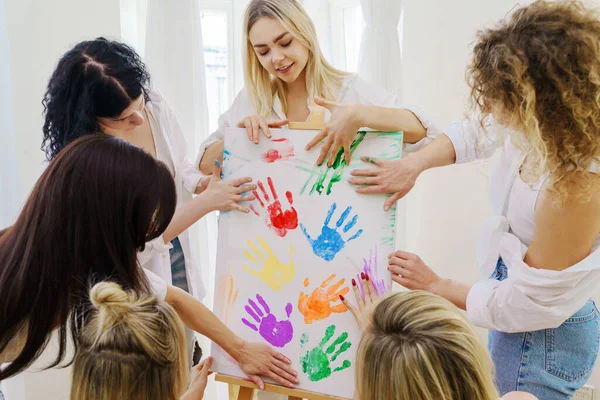 一群年轻女性用她们的手掌用彩色彩虹色创作现代艺术品来支持Lgbt社区 — 图库照片