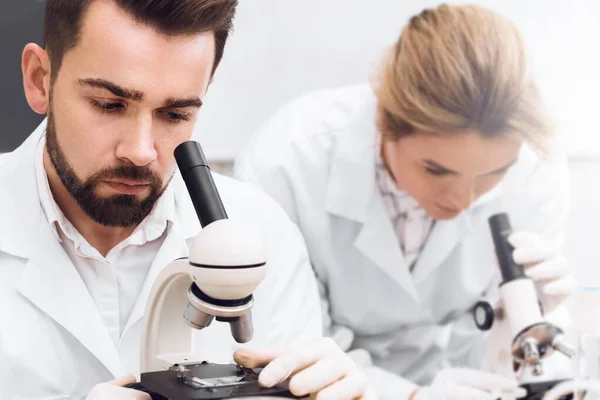 Twee Studenten Werken Een Laboratorium Met Behulp Van Microscopen Tijdens — Stockfoto