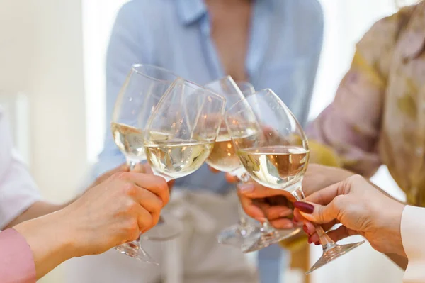 Gros Plan Jeunes Amies Cliquetis Remplis Vin Blanc — Photo