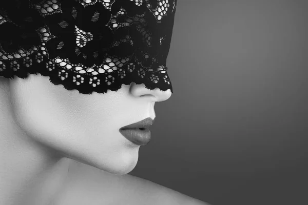 Monochromatyczny Portret Młodej Pięknej Kobiety Czarnej Koronce Zawiązanymi Oczami — Zdjęcie stockowe