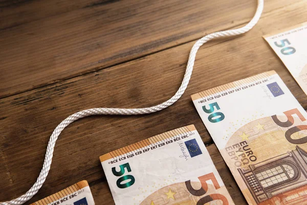 Corda Bianca Ondulata Sopra Diverse Cinquanta Banconote Euro Raffiguranti Grafico — Foto Stock