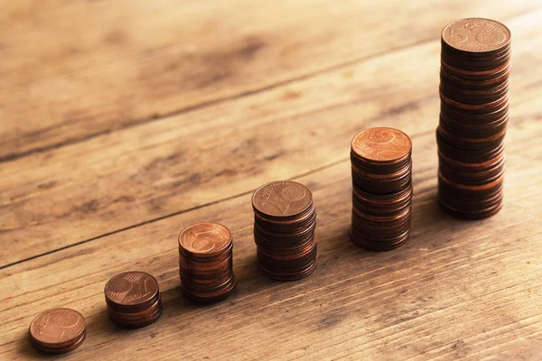 一堆堆闪闪发光的小价值铜欧元硬币描绘了条形图 财务成功和利润增长的概念 — 图库照片