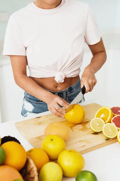 Young Woman Cutting Citrus Fruits Homemade Fresh Juice White Kitchen — Stock Photo, Image