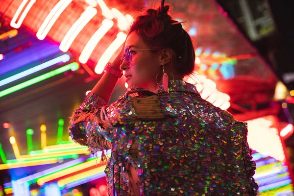 Şehir Caddesinde Parlak Pullu Neon Işıklı Ceket Giyen Şık Bir — Stok fotoğraf