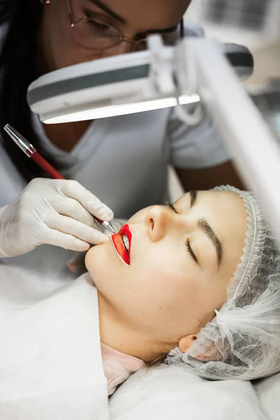 Profesjonalna Makijażystka Jej Klient Podczas Procedury Rumieńców Ust — Zdjęcie stockowe