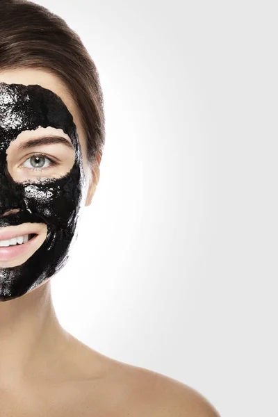 Jonge Vrouw Met Diep Reinigende Zwart Masker Haar Gezicht — Stockfoto