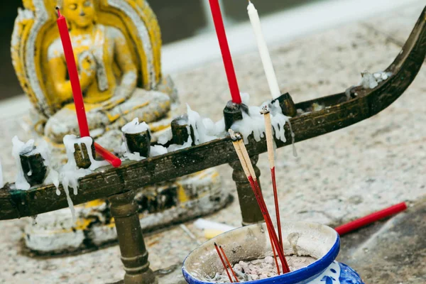 Budist Mihrabının Mumlarla Arka Planda Dua Eden Buda Heykeliyle Yakın — Stok fotoğraf