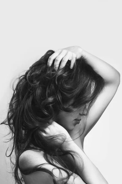 Uzun Dalgalı Saçlı Güzel Bir Genç Kadının Portresi — Stok fotoğraf